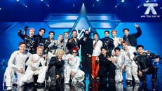 Alan Walker chụp hình lưu niệm cùng Top 16 Anh Trai Say Hi và MC Trấn Thành. 