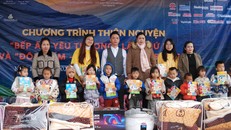 Khuôn mặt rạng rỡ của các em nhỏ trong chương trình trao tặng quà.