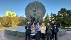 Phóng viên Tạp chí Ngày Nay chụp ảnh lưu niệm tại Quần thể tượng đài Hồ Chí Minh. 