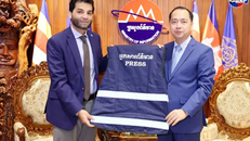 Tăng cường an toàn cho nhà báo thông qua cung cấp áo báo chí 