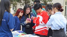 Sinh viên Báo chí gìn giữ văn hóa đọc qua hội sách “Thư Đình” 