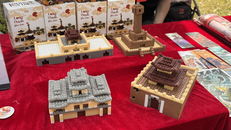 Các mô hình lắp ráp được trưng bày kèm tờ thông tin giúp các em học sinh tìm hiểu về di tích trực quan và sinh động hơn.