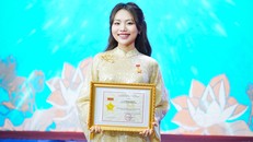 Phương Mỹ Chi nhận huy hiệu Thanh niên tiên tiến, ghi nhận hành trình mang văn hóa truyền thống đến công chúng