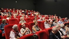 Khán giả Pháp ngồi kín khán phòng trong buổi công chiếu phim.