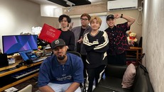 DTAP tặng quà lưu niệm và chụp hình cùng nhà sản xuất Seven Dayz