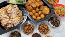 Du khách có thể ghé Swatow Bai Le Teochew Braised Duck để nếm thử vịt quay Triều Châu nổi tiếng, ăn kèm cơm hoặc mì. Với những du khách muốn khám phá các đặc sản địa phương, thì nên ghé quầy 25 để thưởng thức món cơm Hakka (còn được gọi là Lei Cha Rice hoặc Thunder Tea Rice), với nguyên liệu chính gồm cơm, rau và thịt ăn kèm với nước súp làm từ lá trà, các loại hạt và thảo mộc. Đặc biệt, từ 19 giờ tối, một phần tuyến đường Boon Tat Street bên hông trung tâm sẽ bị phong tỏa, biến thành “Satay Street” với 19 quầy nướng hấp dẫn. Ảnh: Bai Le Braised Duck