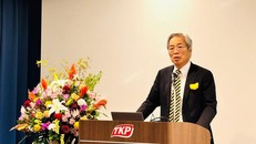 Giáo sư Yuji Suzuki phát biểu tại Hội nghị 