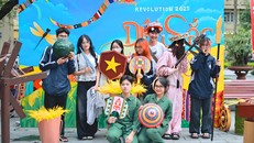 Sinh viên trường Báo rạng rỡ check-in tại photobooth “Thanh Âm Sắc Cẩm”.