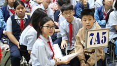 Các em học sinh tham gia hoạt động “Rung chuông vàng". Ảnh: Tuấn Nghĩa