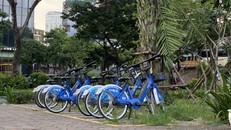 Dọc tuyến đường có bố trí xe đạp cho thuê, song dịch vụ này chưa thu hút được sự quan tâm của người dân. (Ảnh: Anh Thư)