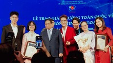 Đại diện dự án Toucher Arts (bên trái) trong một khung ảnh với Thủ tướng Phạm Minh Chính. 