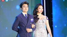 Các thí sinh duyên dáng trong phần trình diễn trang phục Dạ hội 