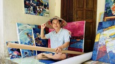 Hoạ sĩ Lê Quang Sáng sáng tạo tác phẩm chủ yếu dựa trên nền tảng nghệ thuật truyền thống. Ảnh: NVCC