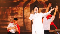 Divo Tùng Dương với giọng hát đầy nội lực đã đem đến cho khán giả màn trình diễn cảm xúc. 
