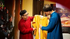 Họa sĩ Nguyễn Đức Bình và nhà văn Trương Quý đang trao đổi về áo dài ngũ thân. Ảnh: Bá Ngọc