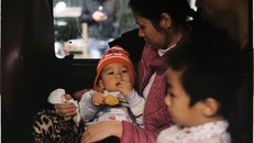 Những đứa trẻ lớn lên trong vòng tay yêu thương và nếp sống của gia đình. Ảnh: Pexels.