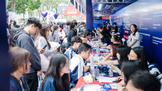 Toàn cảnh gian tư vấn tuyển sinh và quầy tương tác của trường Đại học Thăng Long, thu hút sự quan tâm đông đảo của các bậc phụ huynh và học sinh. Ảnh: Trường Đại học Thăng Long