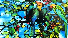 “Những con vẹt” - cửa sổ kính ghép chì do xưởng Tiffany Studios thực hiện khoảng năm 1905. Ảnh: The “Lost” Treasures of Louis Comfort Tiffany