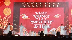 Khoảnh khắc các nghệ sĩ từ Vũ trụ “Say Hi” cùng xuất hiện trong tiết mục mashup hai ca khúc Còn gì đẹp hơn và Khát vọng làm người Việt Nam đã trở thành điểm nhấn cảm xúc của đêm diễn. 