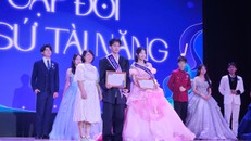 Cô Nguyễn Hà Sâm chụp ảnh cùng các thí sinh đạt giải.