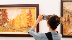 Khán giả trẻ tiếp cận với mỹ thuật đương đại. Ảnh: Tranh lá Tạ Hải