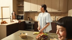 Trách nhiệm chăm sóc gia đình khiến phụ nữ Việt Nam đối mặt với “ba tầng áp lực”