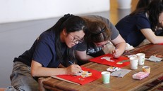 Các bạn trẻ chăm chú trải nghiệm công đoạn tô màu tại workshop “Chạm sắc - Họa hình”. 