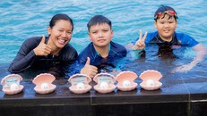 Không khí buổi học diễn ra rất tự nhiên và gần gũi, giống một buổi chơi hè bên hồ bơi hơn là một lớp học kỹ năng thông thường.