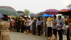 Hàng trăm phụ huynh tập trung chờ đợi thí sinh bên ngoài cổng trường THPT Chuyên Thái Nguyên dưới thời tiết nắng nóng. (Ảnh: Khánh Phương)