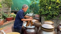 Ông Hà Tiến Thể bên những chum tương được chăm chút bằng kinh nghiệm tích lũy qua nhiều năm làm nghề (Ảnh: NVCC)