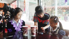 Workshop pháp lam cho trẻ em người Mông ở Suối Giàng. (Ảnh: NVCC)
