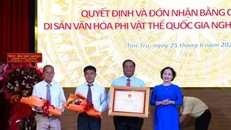 Bà Trần Thị Đoan Quang, Giám đốc Bảo tàng tỉnh Tây Ninh trao Bằng chứng nhận Di sản Văn hóa Phi vật thể Quốc gia đối với Nghề làm trống Bình An cho lãnh đạo Ủy ban Nhân dân xã Tân Trụ. (Ảnh: Thanh Bình/TTXVN)