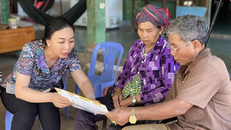 Chính sách mới về bảo hiểm xã hội, y tế mới giúp mở rộng quyền lợi, nâng cao đời sống người dân và cải thiện hệ thống an sinh xã hội. (Ảnh: Vietnam+)