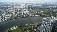 Bất động sản Thành phố Hồ Chí Minh hai bên sông Sài Gòn thuộc quận Bình Thạnh và thành phố Thủ Đức. (Ảnh: Hồng Đạt/TTXVN)