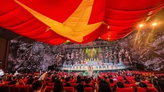Đại cảnh kết thúc show diễn nhận “mưa lời khen” từ khán giả.