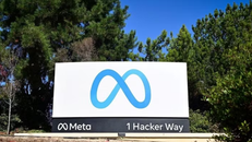 Biểu tượng Meta tại trụ sở của Tập đoàn ở Menlo Park, California, Mỹ. (Ảnh: Anadolu Agency/TTXVN)