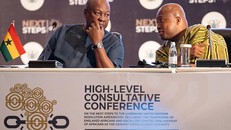 Tổng thống Ghana John Dramani Mahama (trái) và Bộ trưởng Ngoại giao Samuel Okudzeto Ablakwa tại hội nghị Next Steps ở thủ đô Accra, tháng 6/2026. Ảnh: Ernest Ankomah/Getty Images.