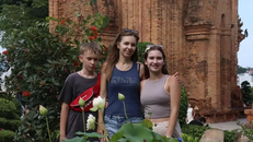 Du khách Nga chụp ảnh lưu niệm tại Tháp bà Ponagar (Nha Trang, Khánh Hòa). (Ảnh: Phan Sáu/TTXVN)