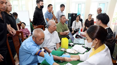 Thu nhận mẫu sinh phẩm ADN thân nhân liệt sĩ chưa xác định được thông tin trên địa bàn tỉnh Lạng Sơn. (Ảnh: Văn Đạt/TTXVN)