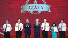 Các tác giả, nhóm tác giả nhận giải A. (Ảnh: Phương Hoa/TTXVN)