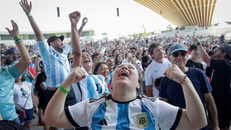 Cổ động viên đội tuyển Argentina bùng nổ cảm xúc sau khi đội nhà lội ngược dòng thắng tuyển Anh tiến vào Chung kết. (Ảnh: THX/TTXVN phát)