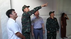 Lực lượng dân quân, quân sự xã Long Phụng, tỉnh Quảng Ngãi khẩn trương hoàn thiện căn nhà cho bà Đặng Thị Tám. (Ảnh: Dư Toán/TTXVN)