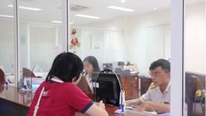 Cán bộ Thuế tư vấn, hỗ trợ người nộp thuế. (Ảnh minh họa: Thu Hiền/TTXVN)