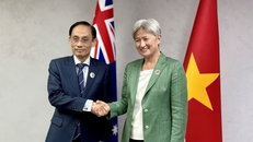 Bộ trưởng Ngoại giao Lê Hoài Trung gặp Bộ trưởng Ngoại giao Australia Penny Wong. (Ảnh: TTXVN phát)