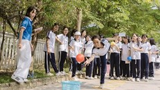 Học sinh trong giờ học giáo dục thể chất. (Ảnh: Vietnam+)