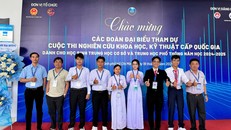 Tạ Hoàng Trí (thứ 3 từ phải sang) tham dự Cuộc thi Nghiên cứu Khoa học, Kỹ thuật cấp Quốc gia. Ảnh: NVCC