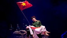 Từng chi tiết của “Đất Nước Thiên Hùng Ca” đều chạm tới trái tim của khán giả. Ảnh: Vinpearl.
