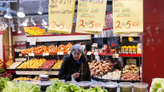 Người dân mua sắm tại siêu thị ở Toronto, Canada. (Nguồn: THX/TTXVN)