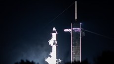 Tên lửa đẩy Falcon 9 của Tập đoàn SpaceX mang theo tàu vũ trụ Dragon rời khỏi bệ phóng tại Trung tâm vũ trụ Kennedy ở Florida, Mỹ. (Ảnh: THX/TTXVN)