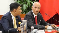 Ông Geogre On Christophides (bên phải), Lãnh sự danh dự Việt Nam tại Cộng hòa Cyprus, Chủ tịch danh dự Liên hiệp các Hội UNESCO Thế giới WFUCA chia sẻ tại cuộc gặp với Bộ trưởng Ngoại giao Lê Hoài Trung ngày 31/7. Ảnh: Bộ Ngoại giao